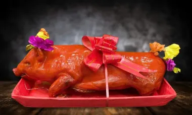 Heo Quay Nguyên Con  – Da Giòn, Thịt Mềm, Thơm Ngon Chuẩn Vị